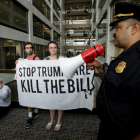 Protesta contra la reforma sanitaria de Trump, el lunes en las oficinas del Senado en Washington.