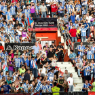 La afición de la Deportiva se desplazó en buen número a El Molinón, pero no pudo celebrar una victoria de su equipo.