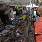 Uno de los stands de la Feria del Embutido y el Queso de La Bañeza. FERNANDO OTERO