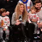Shakira y Piqué, con sus hijos Sasha y Milan.