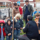 El alcalde acudió a las plantaciones de árboles efectuadas ayer. En la imagen, en el colegio de Nava.