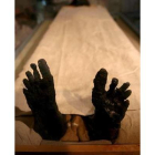 Los pies de Tutankamón sobresalen del lienzo que cubre su cuerpo momificado.