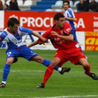 Jonathan Ruiz pelea un balón en el último partido que disputó en casa, ante el Marino de Luanco