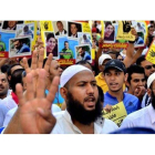 Decenas de simpatizantes del expresidente Mursi gritan consignas en una protesta en El Cairo, el 30 de agosto.