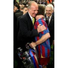 El Rey abraza a Puyol, que tiene en su mano el trofeo