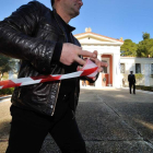 Un policía griego coloca un cordón alrededor del Museo Olimpia de Atenas.