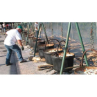 La preparacion de la tradicional cachelada de la pedanía ponferradina requirió la utilización de 37 calderas de cobre.