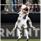 Luka Modric celebra la consecución del tercer gol junto a su compañero Sergio Ramos. ANDREU DALMAU