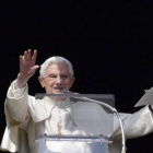 El Papa saluda a los fieles, desde el balcón del Vaticano, este domingo.