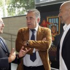 El representante de la gestora del Lucena, José Luis Bergillos, junto a José Fernández y Claudio Barragán tras el sorteo.