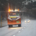 Imagen de un quitanieves circulando por la carretera de Arbás del Puerto ayer.