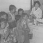 Misioneras distribuyen leche en la cantina preescolar de La Bañeza