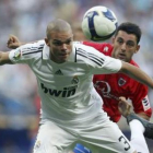 El defensa portugués del Real Madrid pelea un balón durante un partido de liga.