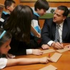 Amilivia firma a los niños ganadores del concurso de la Carta a los Reyes Magos