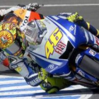 El piloto italiano de moto GP Valentino Rossi va por delante del piloto español Daniel Pedrosa, que