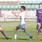 David Álvarez trata de hacerse con el balón ante tres rivales del Cristo Atlético en un lance del encuentro disputado en el estadio palentino de La Nueva Balastera.