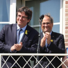 Carles Puigdemont y Quim Torra, en el balcón de la casa del expresident, en Waterloo.