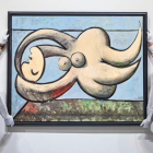 Dos empleados de Sotheby’s cuelgan la obra ‘Mujer desnuda acostada’, de Picasso. SOTHEBY´S