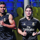 James, a la derecha junto a Casemiro, en el entrenamiento de ayer con el Real Madrid. REALMADRID.COM