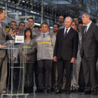 El rey, en su visita a las instalaciones de la fábrica que Renault tiene en Villamuriel de Cerrato. BRÁGIMO