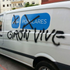 La furgoneta de campaña amaneció ayer totalmente pintada frente a la sede del PP en Ponferrada.