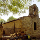 La ermita de las Angustias de Puente Almuhey, cuya techumbre pone en peligro el edificio. RAMIRO