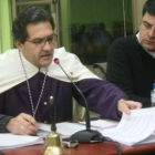 El portavoz del PP, Adolfo Canedo, acudió a la sesión plenaria vestido de nazareno