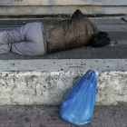 Una persona 'sintecho' duerme en la calle.