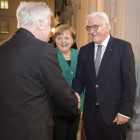 El líder de la CSU, Seehofer, saluda al presidente, Steinmeier, en presencia de Merkel. GUIDO BERGMANN