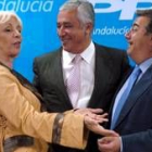 Javier Arenas, Juan Ignacio Zoido y la alcaldesa de Cádiz, Teófila Martinez, ayer, en Sevilla
