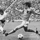 Goleador 8 Müller dispara ante el holandés Krol en la final del Mundial de 1972 en Múnich.