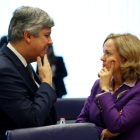 El presidente del Eurogrupo y ministro de Finanzas portugués, Mario Centeno, conversa con la ministra de Economía española, Nadia Calviño (d), antes de la reunión del Eurogrupo en Luxemburgo.
