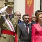Felue VI saluda a Luis Gallego, presidente de Iberia, en presencia de Antonio Vázquez, presidente de IAG (entre ambos).