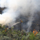 Trabajadores extinguiendo un fuego en Trabadelo, en 2009.