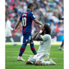 Marcelo, autor del único gol del Madrid, se lamenta de una ocasión fallada ante el Levante. RODRIGO JIMÉNEZ