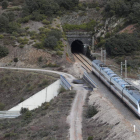 Imagen de archivo de un tren de viajeros en los túneles del puerto de Manzanal en Torre. L. DE LA MATA