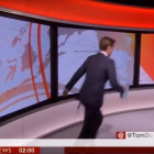 Un presentador de la BBC se confunde en directe y corre delante de la cámara.