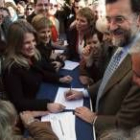 Rajoy, junto a Arenas, ayer durante el acto inicial de la campaña