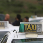 Identificativos de los taxis de Ponferrada, en una imagen de archivo. L. DE LA MATA