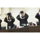 La vicepresidenta del Constitucional, Brigitte Bierlein (segunda por la izquierda) y a su lado el presidente, Gerhart Holzinger. LISI NIESNER