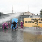 Miembros de Greenpeace reciben manguerazos para evitar su acceso a la central, durante una protesta en Garoña.