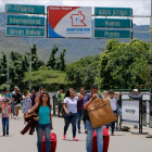 Venezolanos cruzan la frontera con Colombia, en Cucuta. /