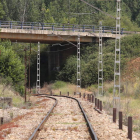 La línea ferroviaria de Villafranca a Toral de los Vados lleva años sin tráfico. DL