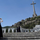 Una monja, de visita en el Valle de los Caídos.