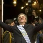 Tabaré Vázquez celebra que es presidente desde el balcón del edificio Independencia de Montevideo