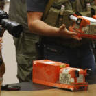 Las cajas negras del avión de Malaysia Airlines, entregadas este martes por los rebeldes prorrusos, en Donetsk.
