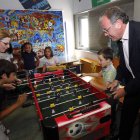 Silván compartió ayer juegos con los niños. MARCIANO