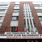 Imagen del edificio de los Hermanos Capuchinos que acoge la residencia de la Fundación Ademar en la calle Miguel Castaño.