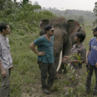Leonardo DiCaprio, con Farwiza Farhan y Rudi Putrae, en Indonesia, en la grabación del documental 'Before the flood'.