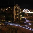 El espectáculo nocturno se podrá contemplar desde el puente del Centenario, al fondo.